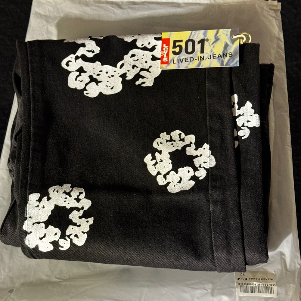 Levi's Men Black Jeans with White Pattern